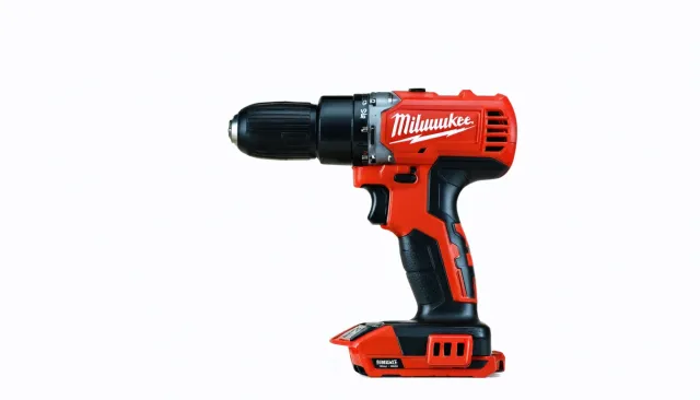 Шуруповерт Milwaukee для ежедневных задач без лишней переплаты: какие параметры действительно важны: тип двигателя, скорость зарядки, редуктор, патрон и надежность при нагрузках